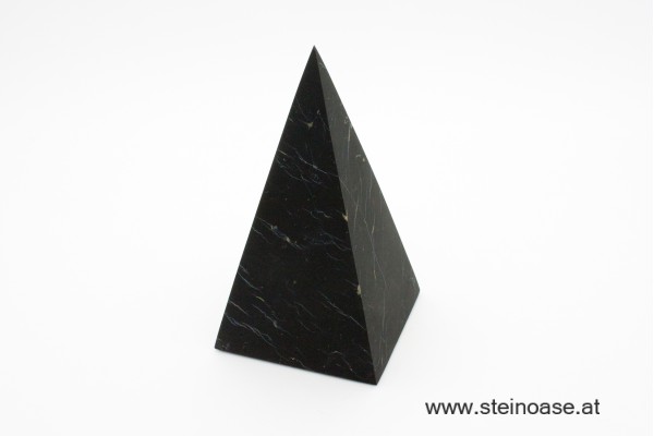 Schungit Pyramide 'matt' Hoch 100x50mm